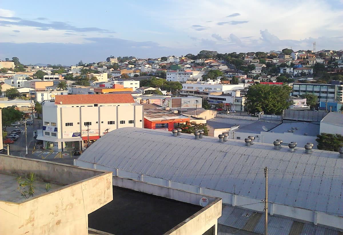 Vista dos telhados e do comércio no centro de Arujá, São Paulo, base da A&F Construções
