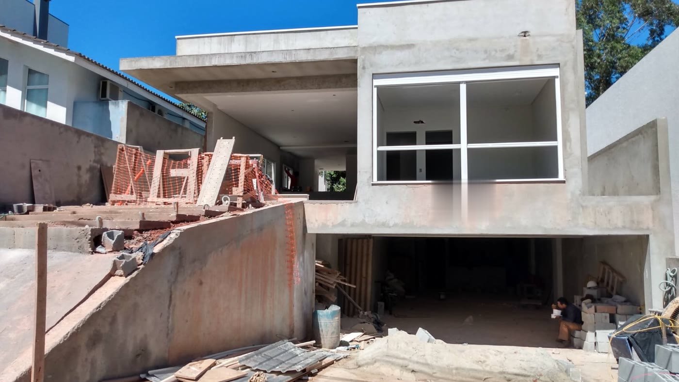 Obra da A&F em execução no Condomínio Real Park, em Arujá: estrutura levantada, caixilho instalado e canteiro em atividade